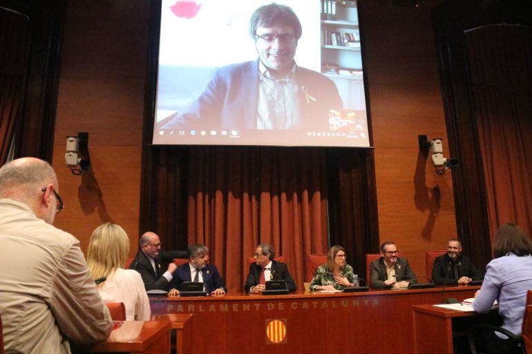 Carles Puigdemont, durant la reunió de JxCat al Parlament, amb Quim Torra 