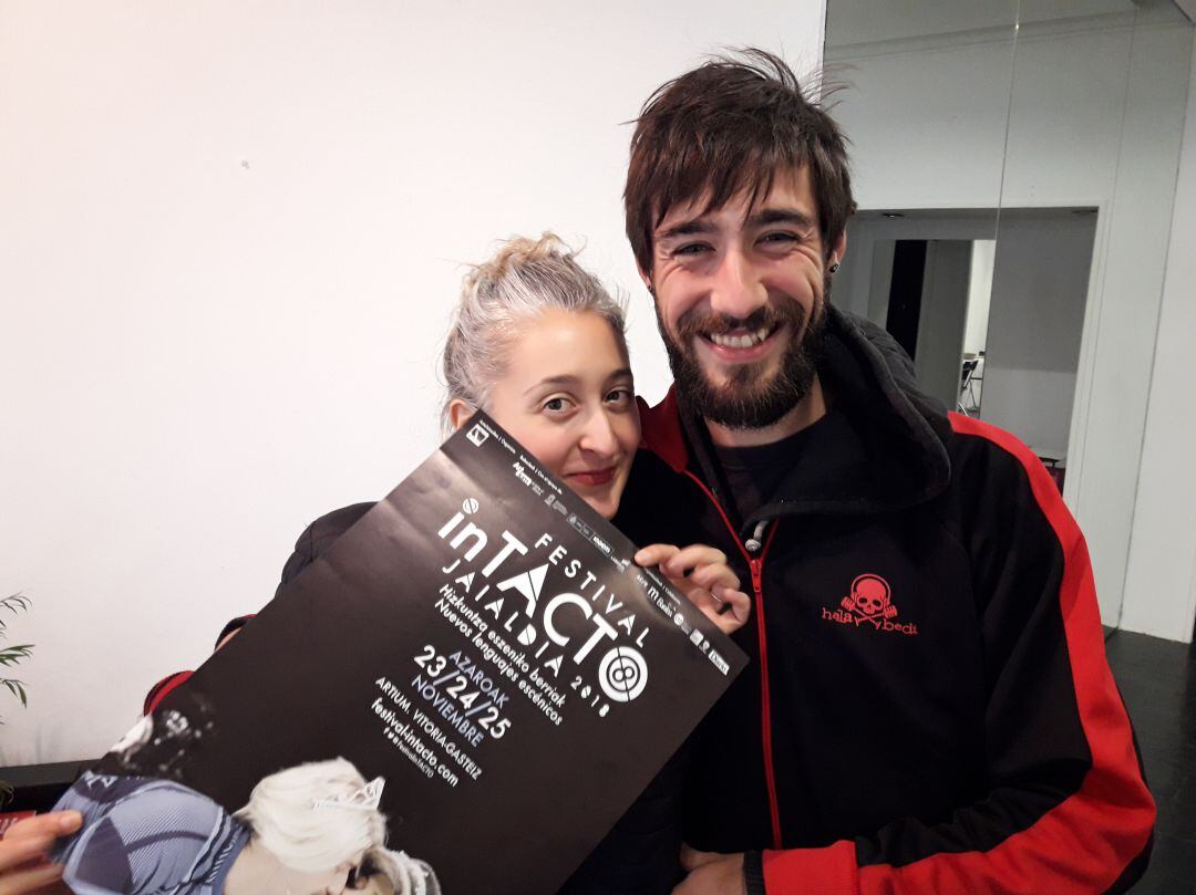 Iara y Rubén con el cartel de inTacto