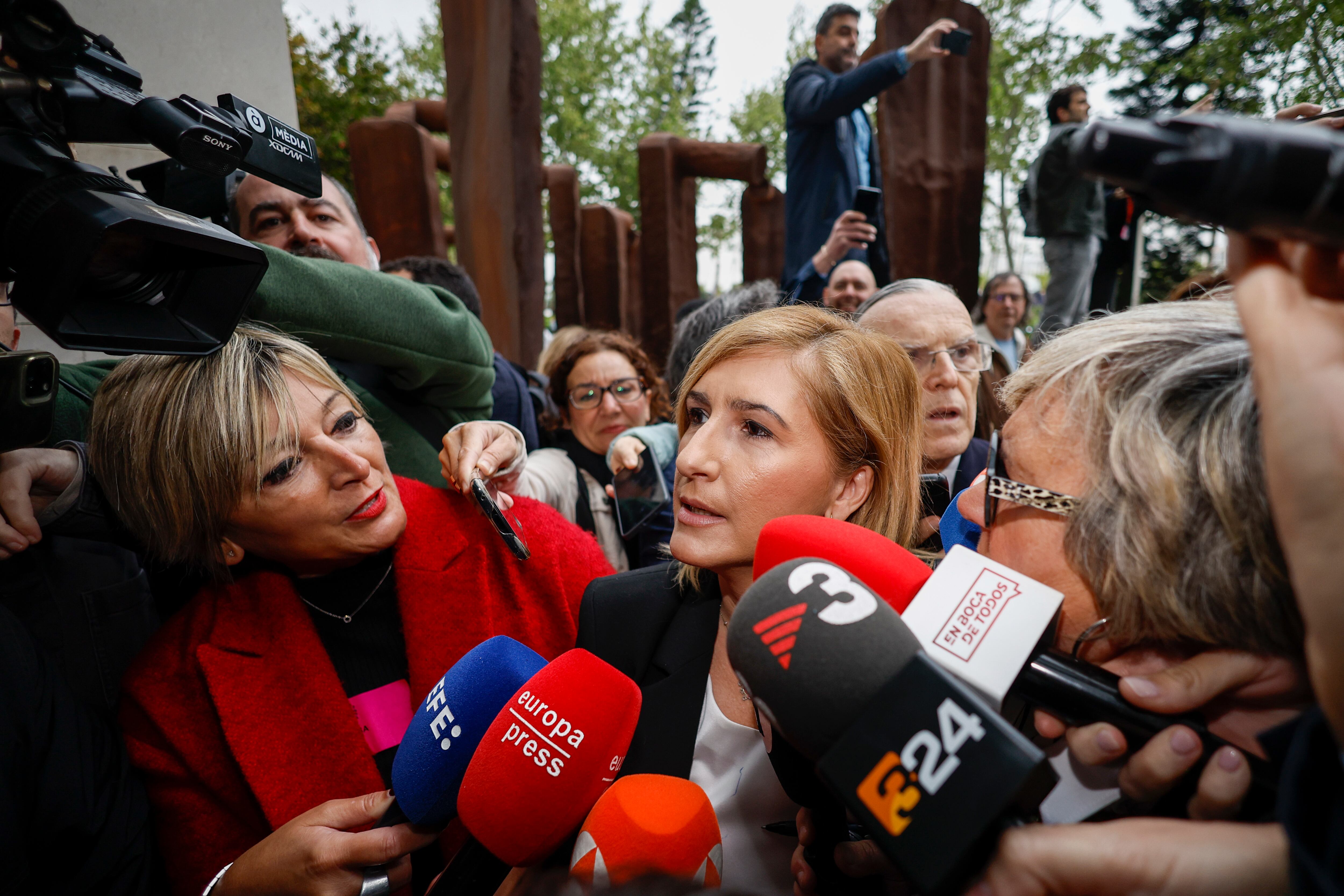 GRAFCVA7090. VALENCIA, 11/04/2025.- La exconsellera de Justicia e Interior del Gobierno valenciano Salomé Pradasa su llegada a los juzgados de València para declarar como investigada en la causa judicial por la gestión de la dana. EFE/Biel Aliño
