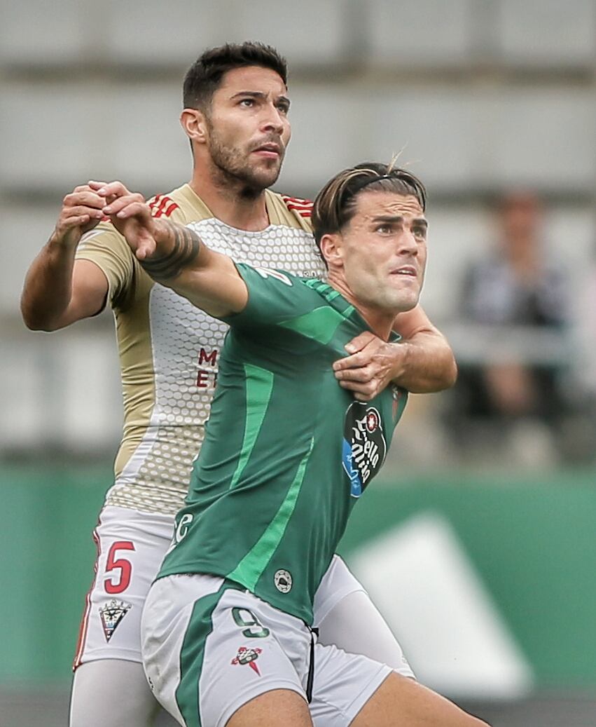 Eneko Jauregi pugna con un rival durante el Racing-Mirandés de A Malata (foto: Mero Barral / Cadena SER)