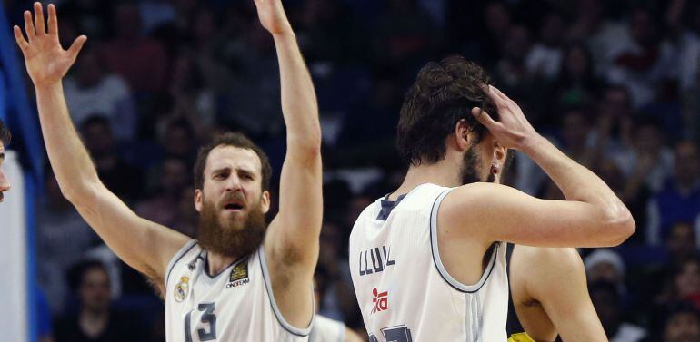 Sergio Rodríguez y Sergio Llull se lamentan en el tercer partido de cuartos de final.