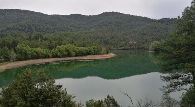 El sendero discurre junto al embalse de Chincha.