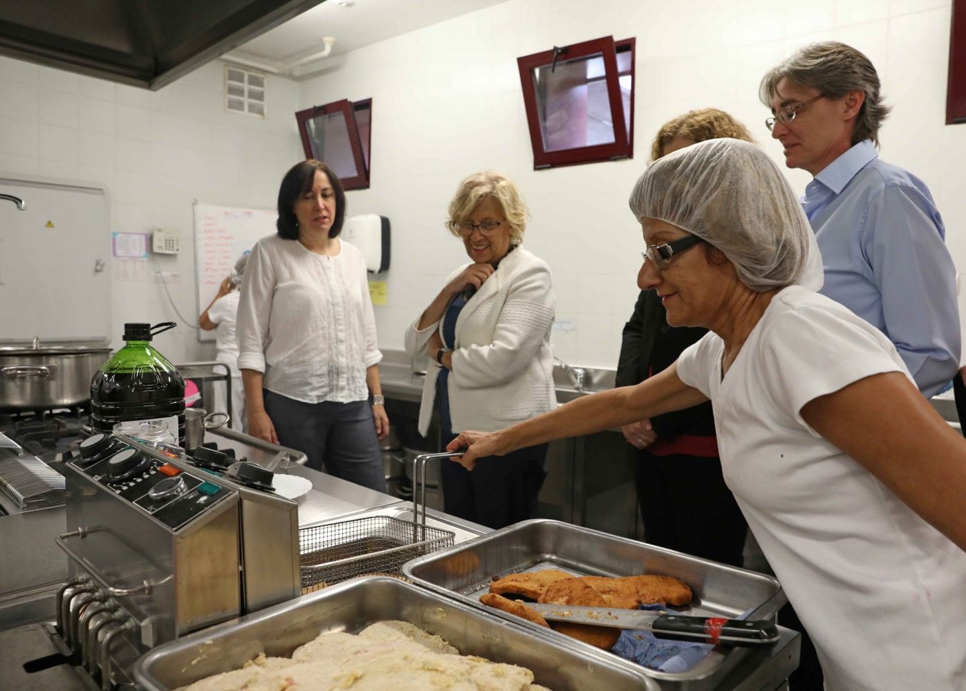 Manuela Carmena, en la cocina de la Escuela Infantil La Patria Chica (Carabanchel), en 2017.