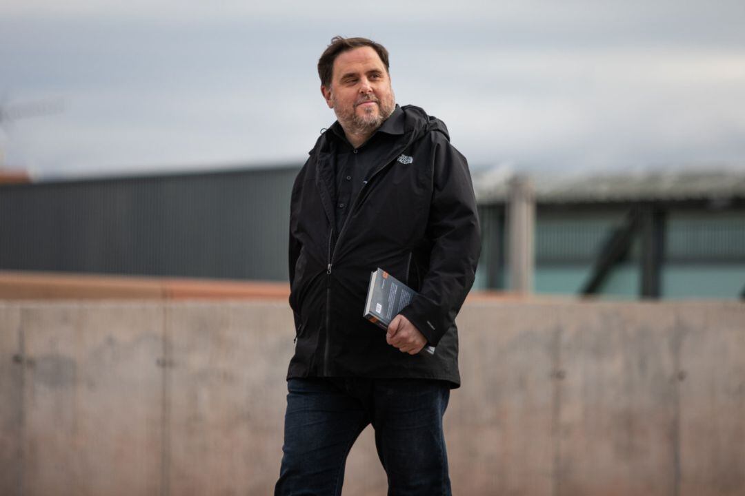 El líder de ERC, Oriol Junqueras, camina para salir del Centro Penitenciario Lledoners