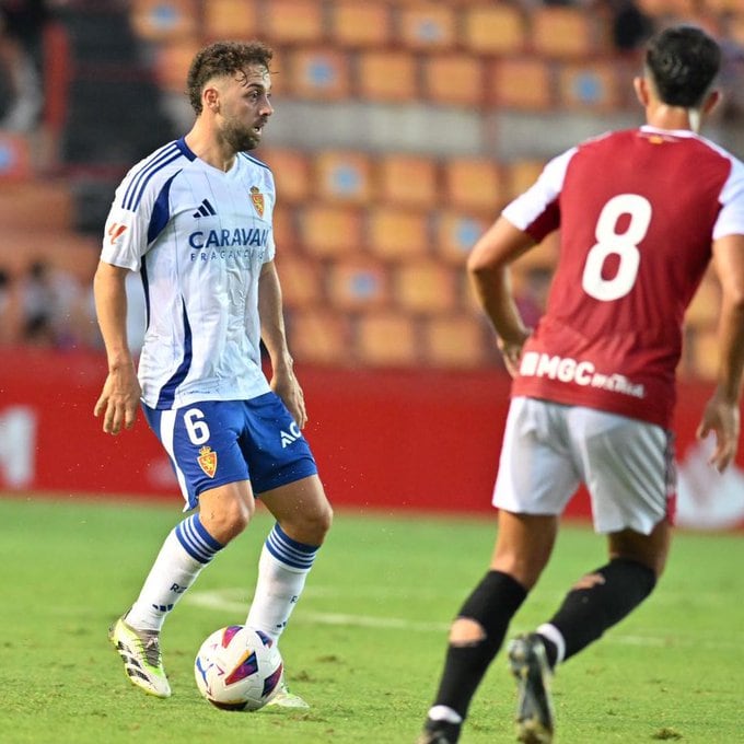 Keidi Bare controla la pelota frente a un jugador del Nástic