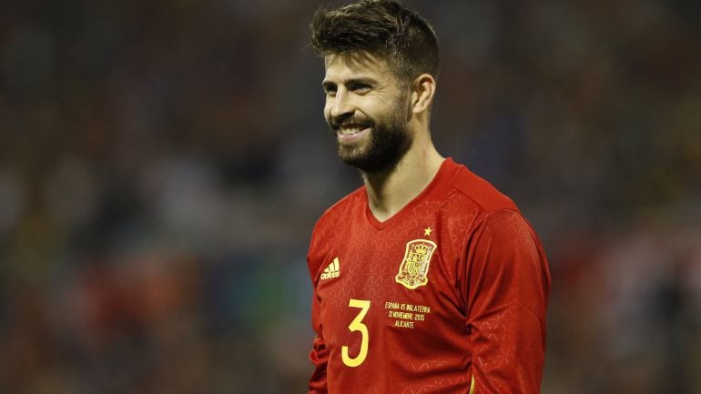 Piqué, con la camiseta nueva de España, sonríe ante los pitos del estadio alicantino