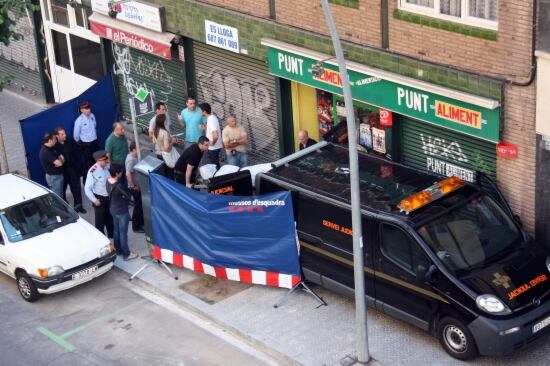 Moment que els serveis judicials retiraven el cos de la víctima del crim de Les Corts