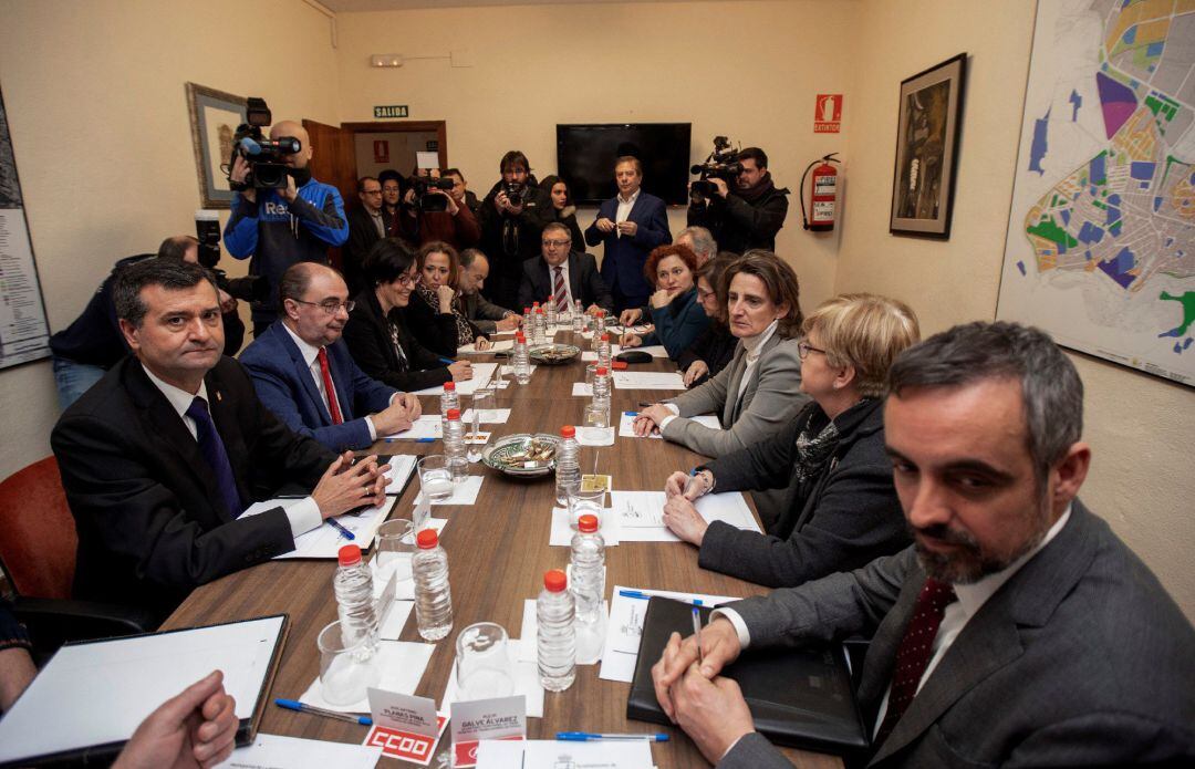 La ministra para la Transición Ecológica, Teresa Ribera (3d), visita Andorra (Teruel) tras el anuncio por parte de Endesa del cierre de la central térmica y de varias minas en la comarca, y se reúne con el presidente de Aragón, Javier Lambán (2i), los alcaldes de Andorra, Sofía Ciércoles (3i), y Ariño, Joaquín Noé (i), y con representantes de diversos colectivos y agentes sociales