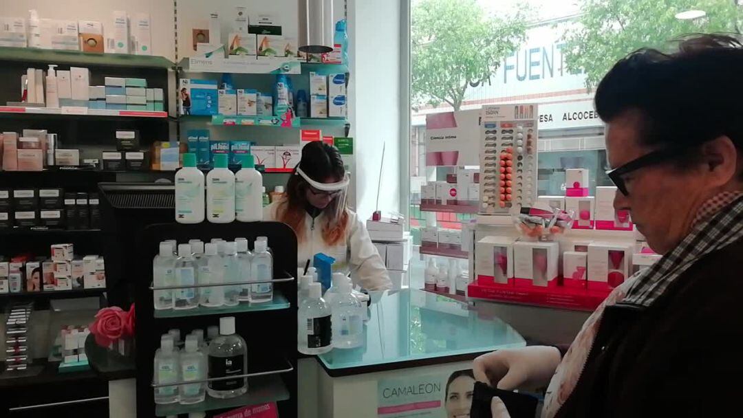 Una farmacéutica atiende a una cliente