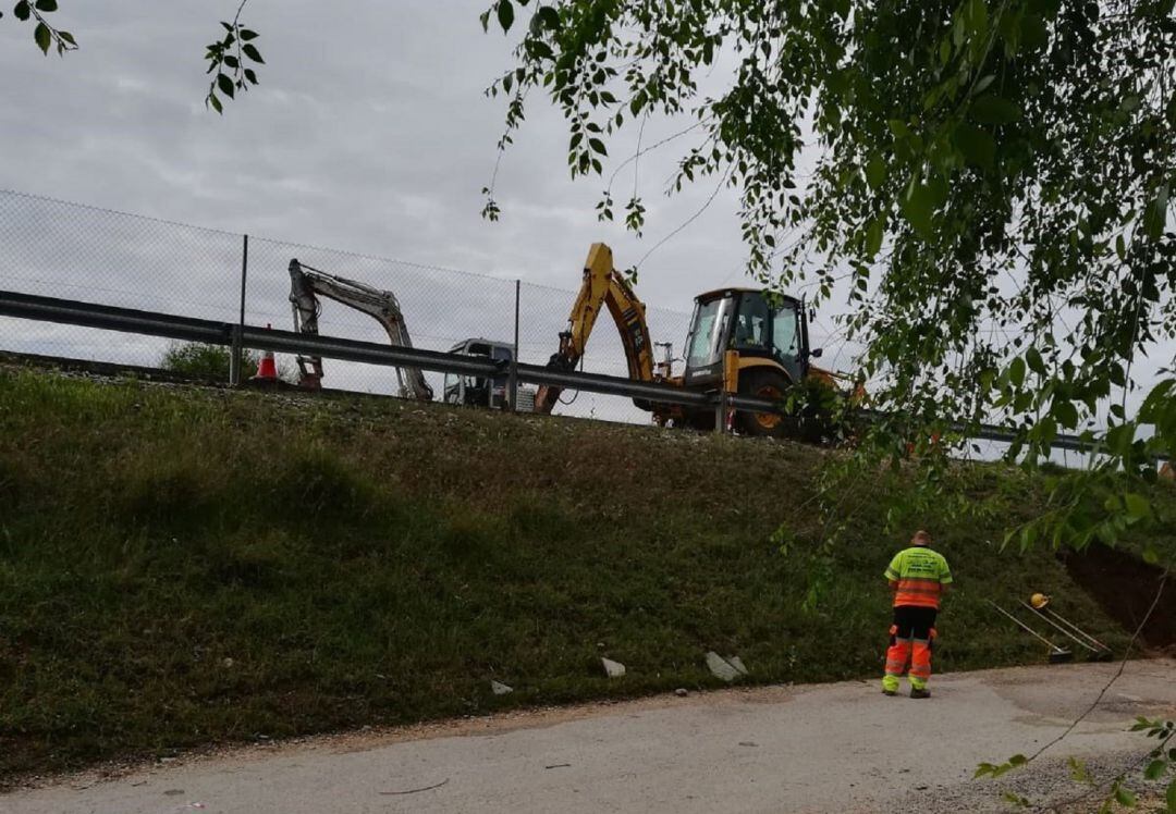 Técnicos han estado en la mañana de este martes revisando el problema en la A-4 a la altura de Andújar