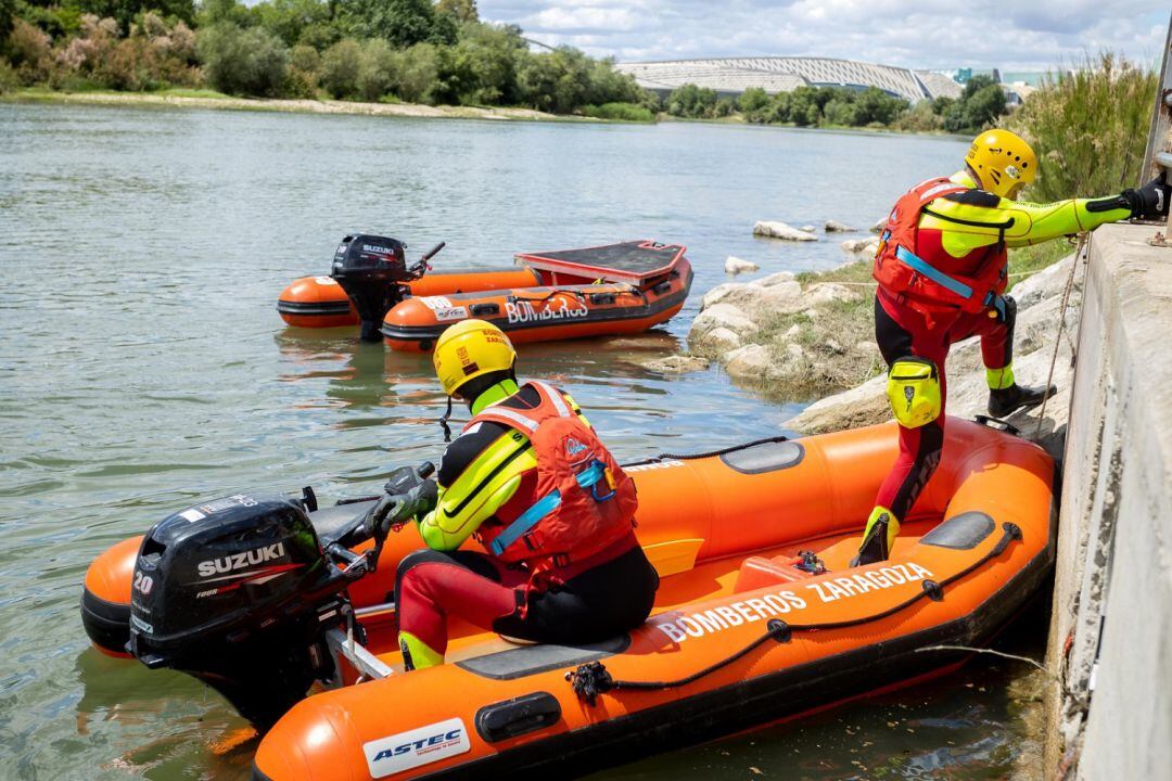 Grupo de buceadores en el río del Ebro durante el operativo de búsqueda del menor de 13 años desaparecido