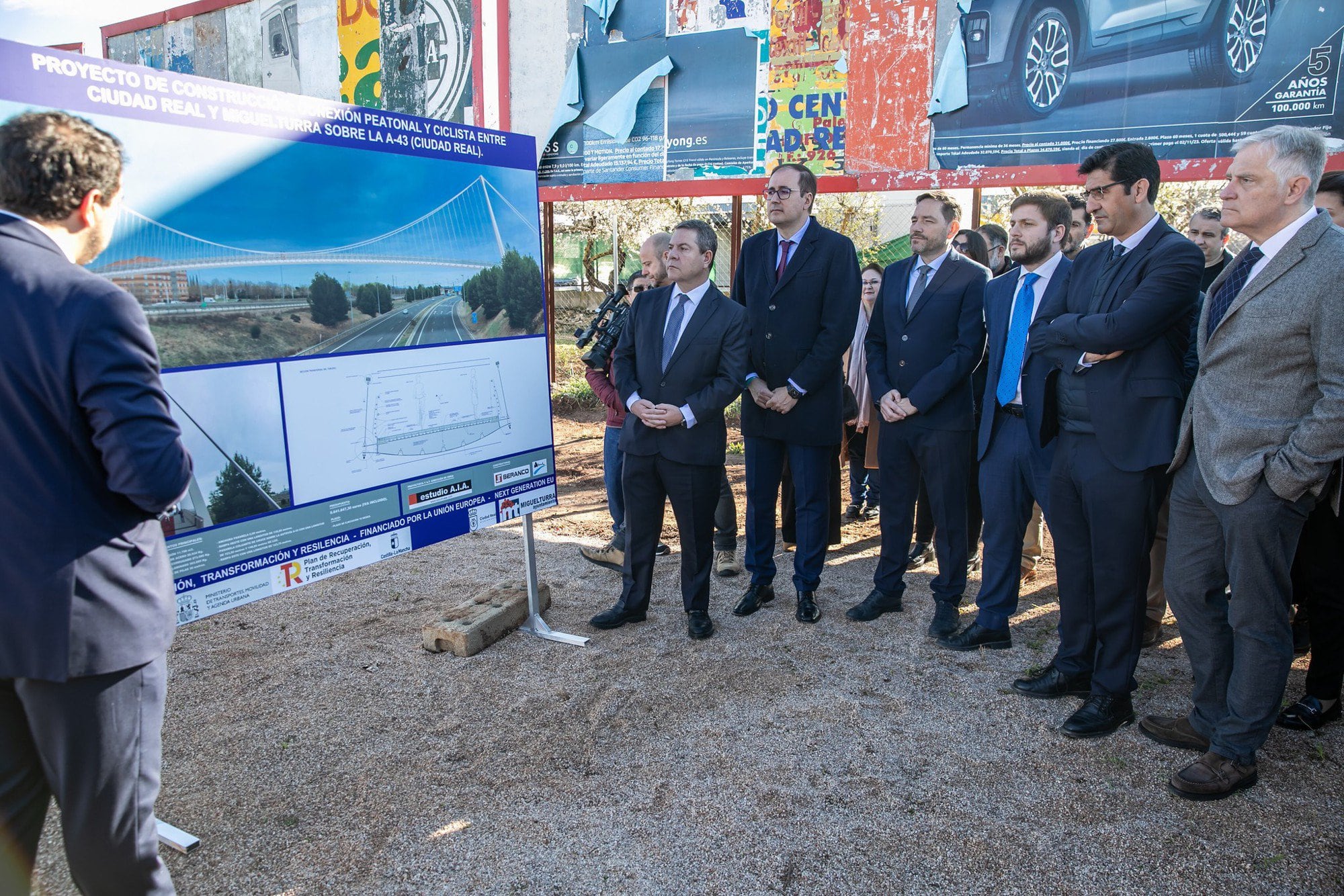 El presidente regional, Emiliano García-Page, coloca la primera piedra de la conexión peatonal y ciclista entre Ciudad Real y Miguelturra