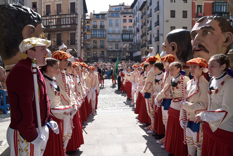 Dantzaris en la Plaza Consistorial de Pamplona