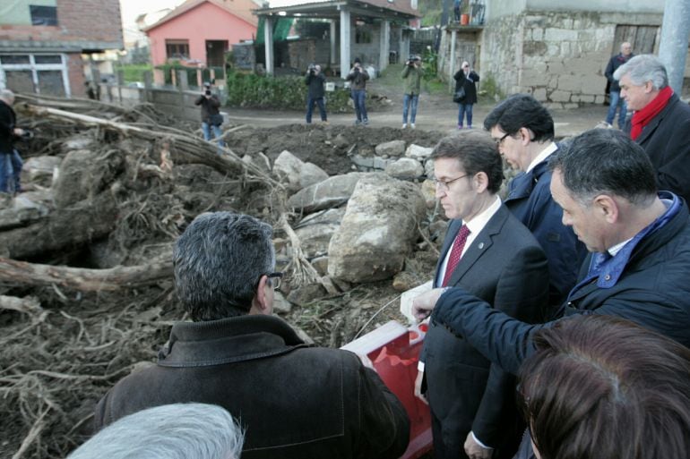 El presidente de la Xunta visitó la zona afectada por las riadas y las lluvias torrenciales en Redondela, junto al alcalde Javier Bas.