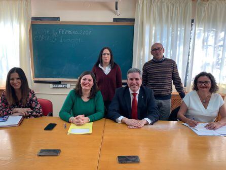 El delegado, Antonio Sutil, sentado segundo por la derecha, acompañado de la alcaldesa, M.ª Teresa García, concejales y técnicas de la delegación