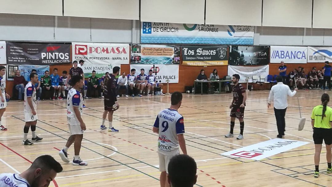 Los ribereños durante un momento de juego ante Cisne en Pontevedra.