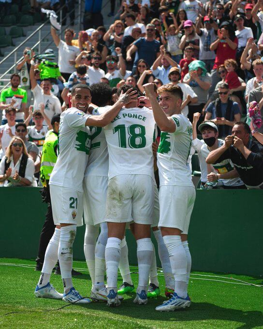 Los jugadores del Elche festejan uno de los goles ante el Mallorca