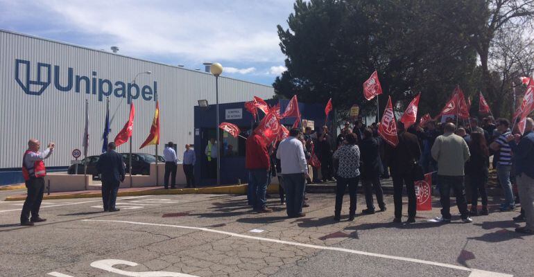 Trabajadores protestan frente a la planta de Unipapel en Tres Cantos