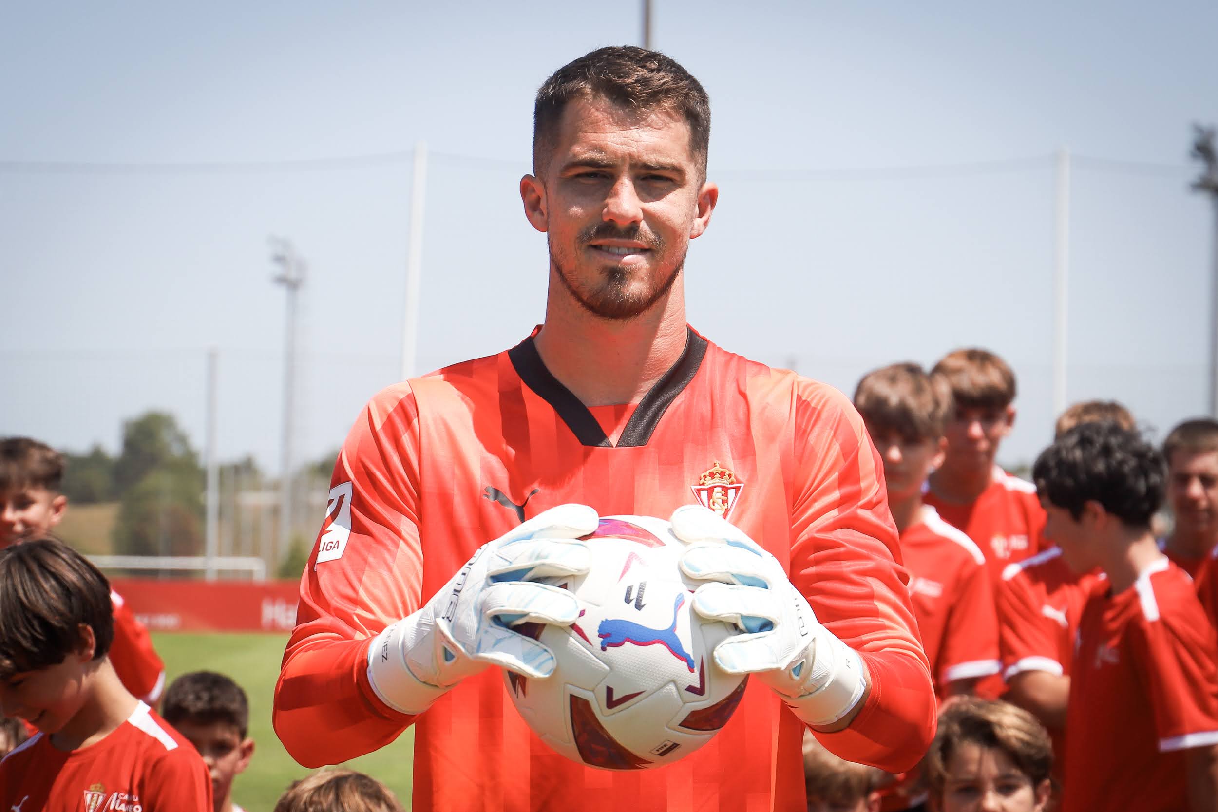 Rubén Yáñez en su presentación con el Sporting.