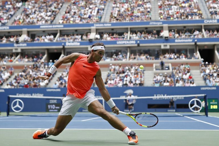 Nadal devuelve una bola durante su partido ante Basilashvili