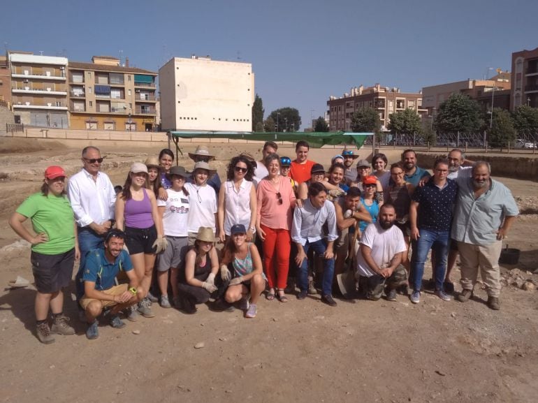 Jovenes participantes en la actividad arqueológica.