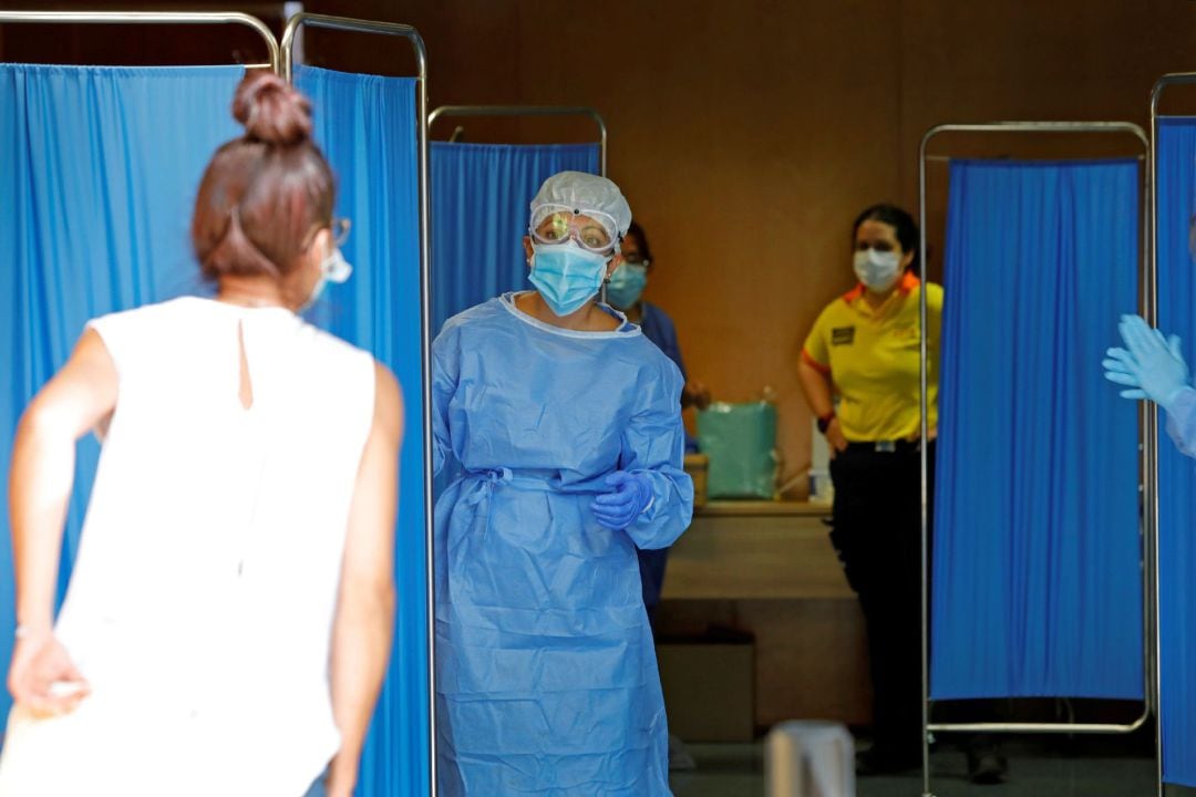 El departamento de Salud de la Generalitat realiza desde este lunes pruebas PCR masivas en Vilafranca del Penedès (Barcelona), igual que ya hizo la semana pasada en Sabadell, Terrassa y Ripollet, con el objetivo de contener los contagios de COVID-19 en estas localidades.