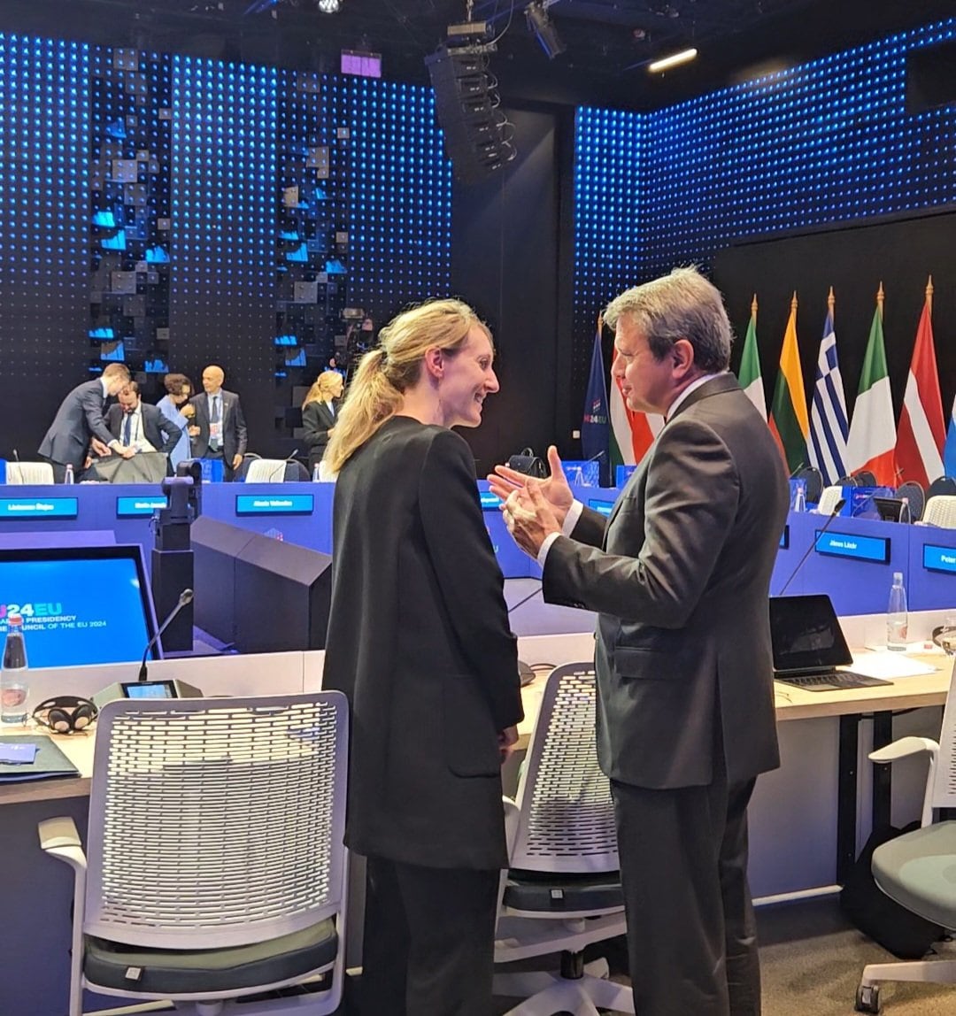 El secretario de Estado de Transportes y Movilidad Sostenible, José Antonio Santano, junto a la representante del Gobierno francés, Aude Charrier, en Budapest