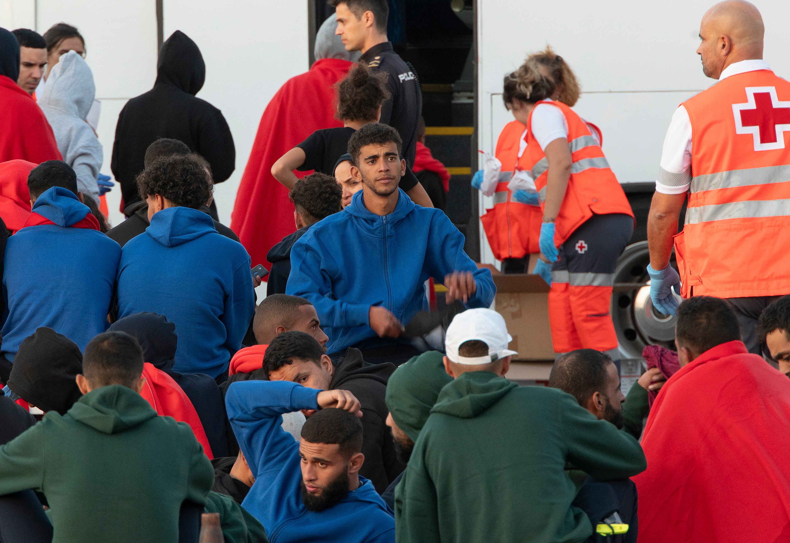 ARRECIFE (LANZAROTE), 09/10/2023.- La Guardamar Polimnia ha rescatado en la madrugada de este lunes a dos barcas neumáticas que trataban de llegar a Lanzarote con 87 personas a bordo: una con 44 personas de origen subsahariano (38 hombres, 5 mujeres y un menor) y otra con 43 magrebíes (35 varones, 4 mujeres y 3 menores). Todos han sido trasladados al puerto de Arrecife en aparente buen estado de salud. EFE/Adriel Perdomo
