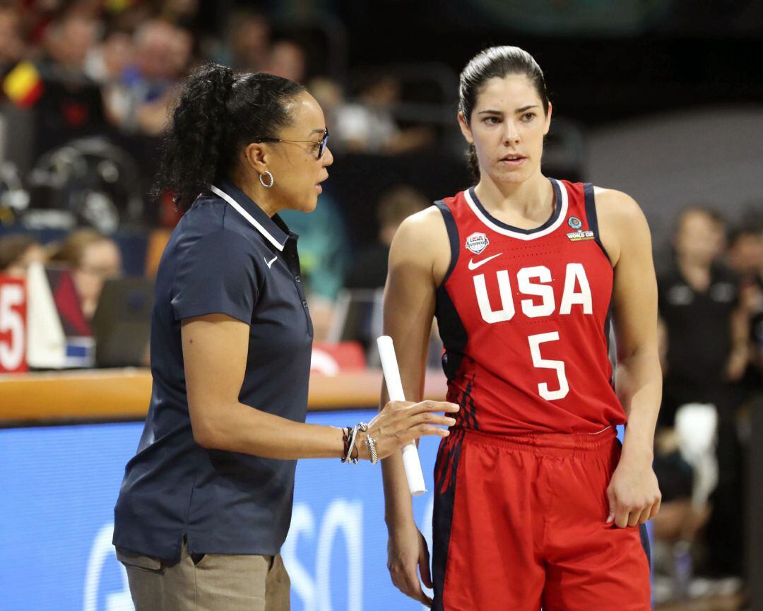 La entrenadora de la selección de Estados Unidos, Dawn Staleydurante el partido 