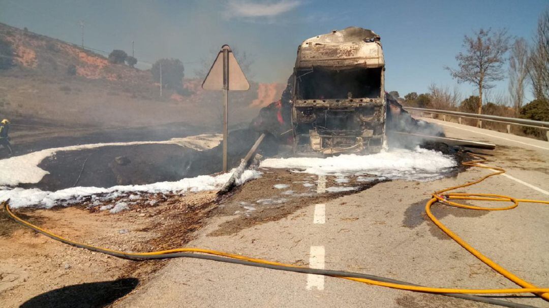 Camión calcinado en Moranchel