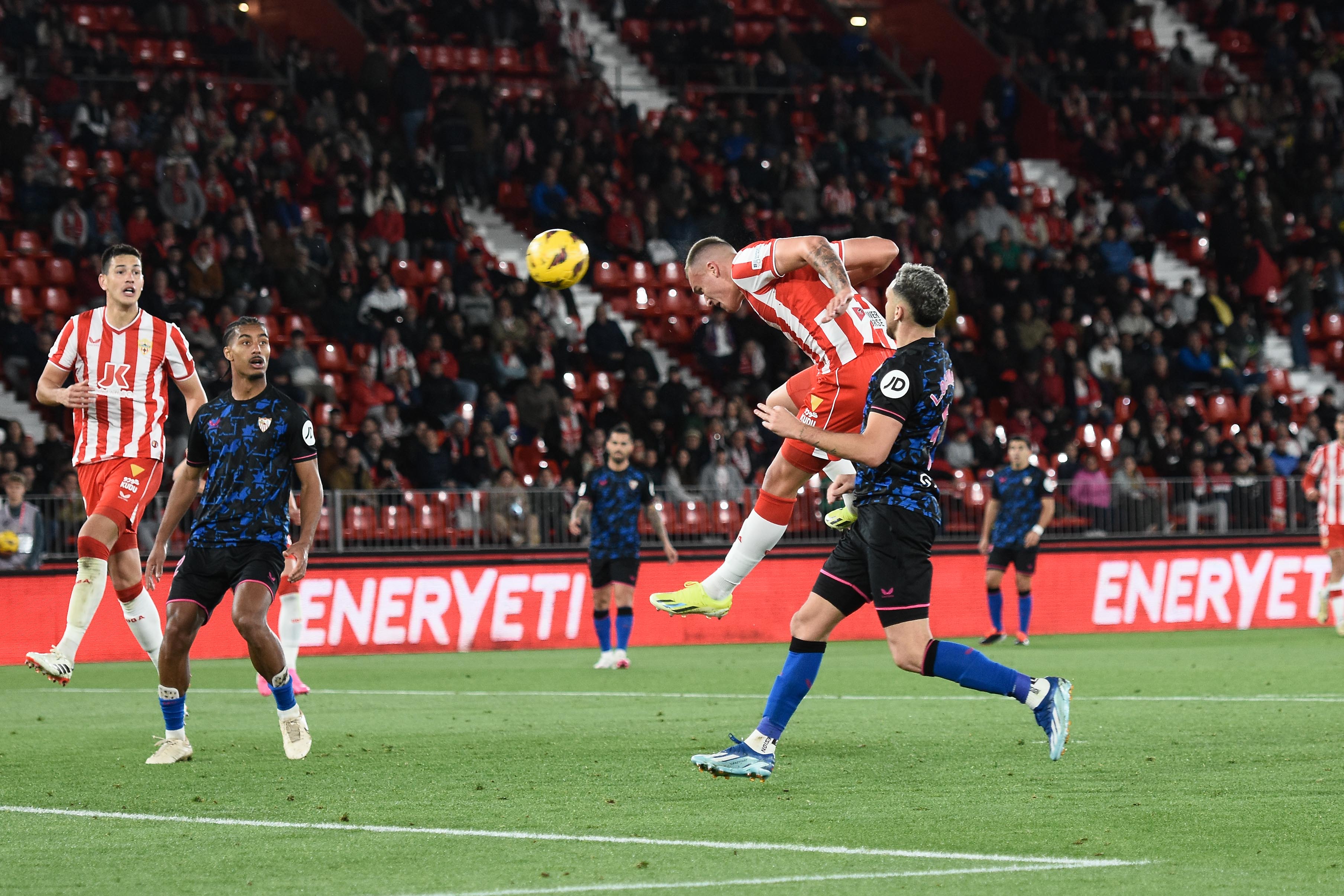 Milovanovic marcando su primer gol en Primera al Sevilla.