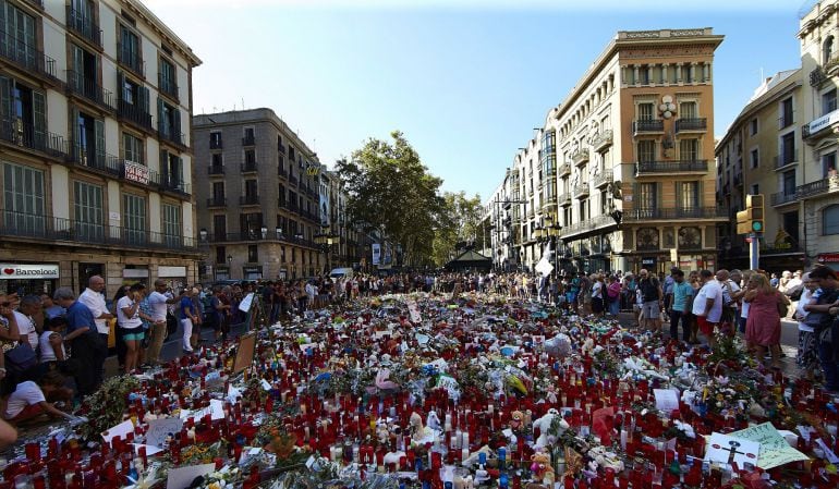 El mosaic de Miró, a la Rambla, es va omplir d'espelmes, flors i notes d'homentage a les víctimes de l'atemptat