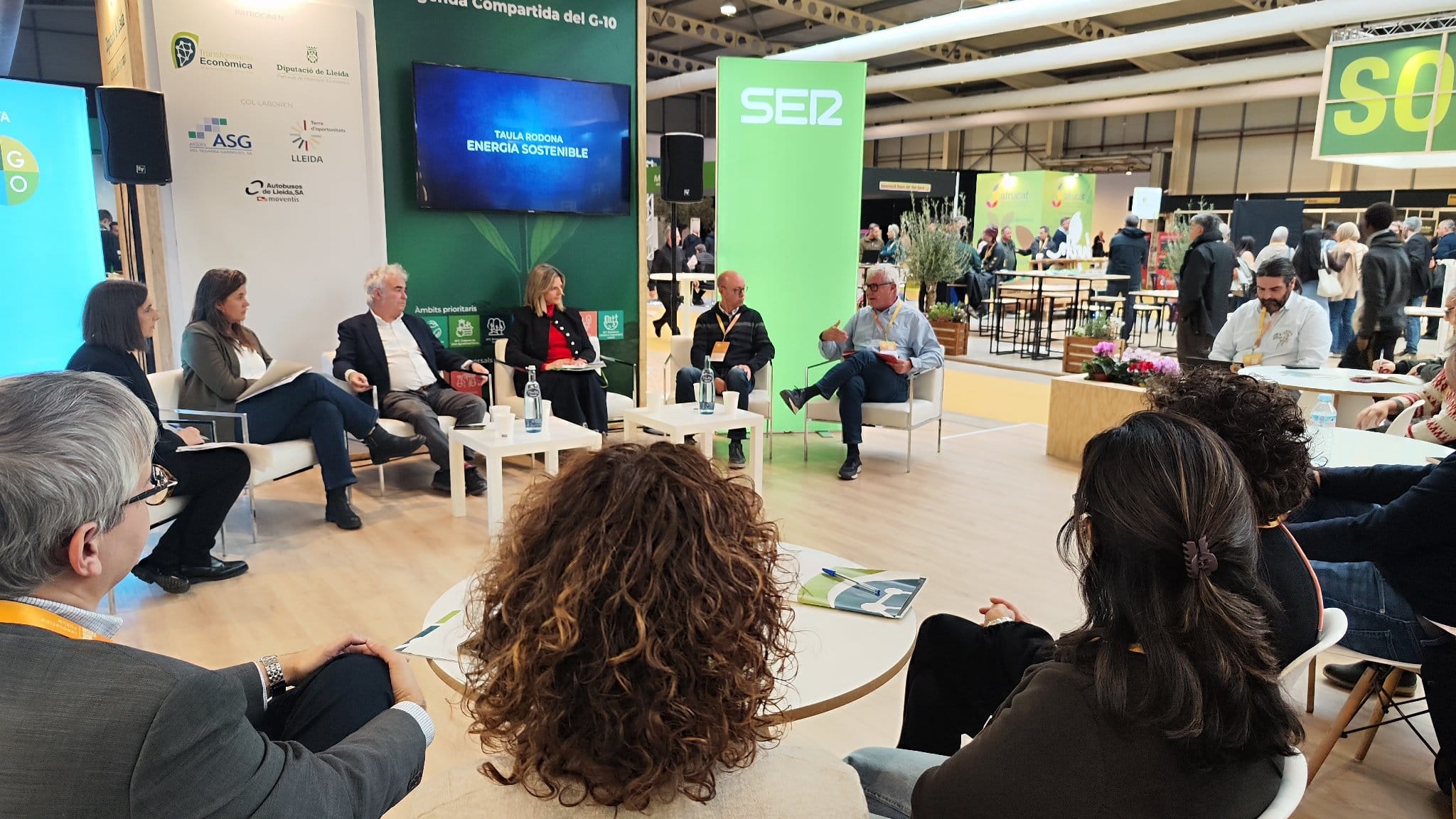 Anna Camp Casanovas, de l&#039;ICAEN; Santi Martínez Farrero, de l&#039;Energètica; Vanessa Abad, del Clúster de la Bioenergia; Luís Asín, de l&#039;IRTA i Miquel Sacrest d&#039;Aigües del Segarra-Garrigues, en la primera taula del Fòrum.