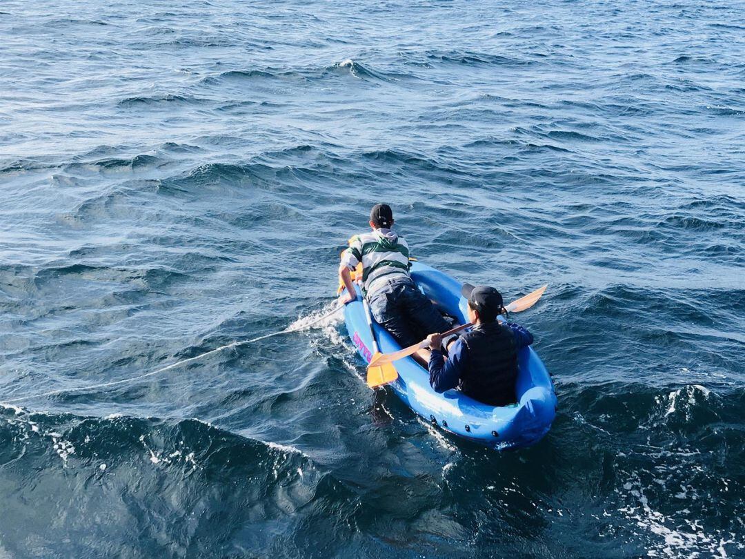 Dos migrantes a bordo de un kayak.