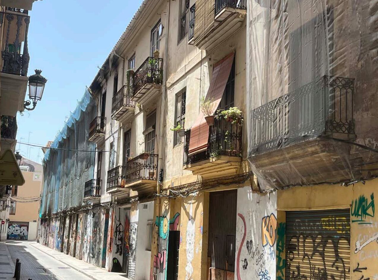 Edificio de la calle Na Jordana, en Ciutat Vella, donde sus residentes denuncian un hostigamiento por parte de un grupo de personas que quieren expulsarles de sus viviendas.