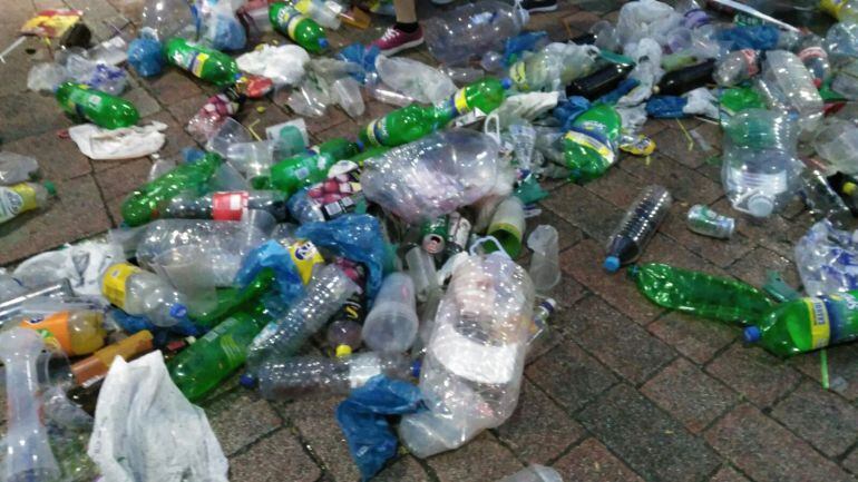 Aspecto de un botellón en el recinto ferial