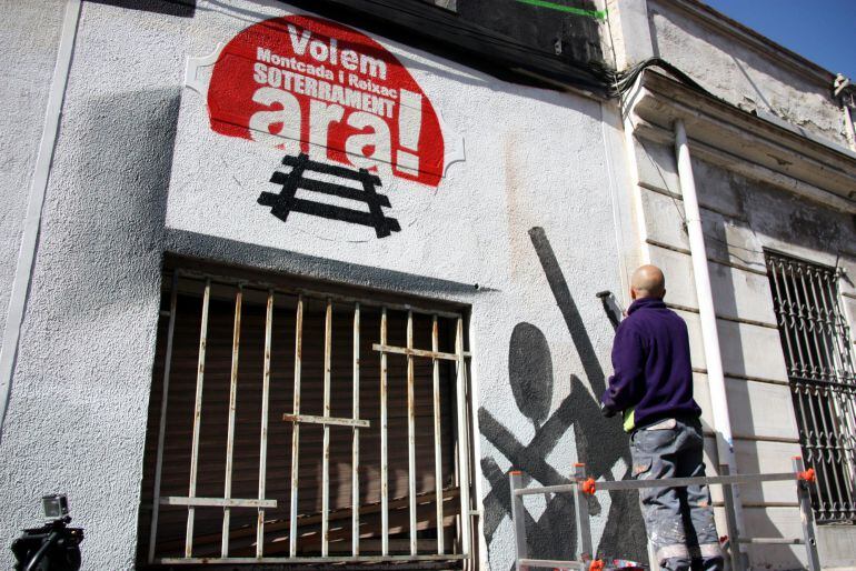 Mural a favor del soterrament amb el logo 'Volem soterrament ara' al costat