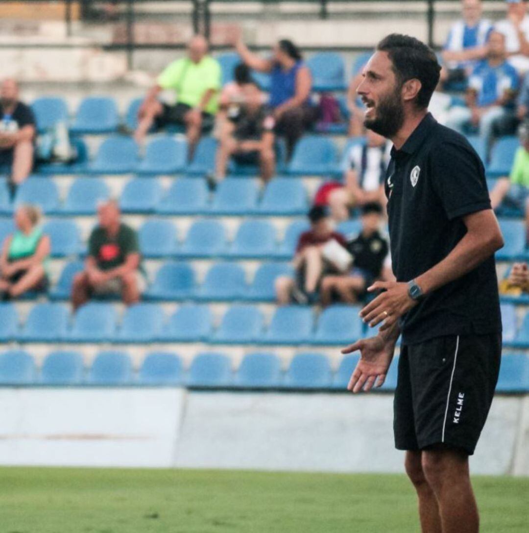 Planagumà da instrucciones desde el banquillo