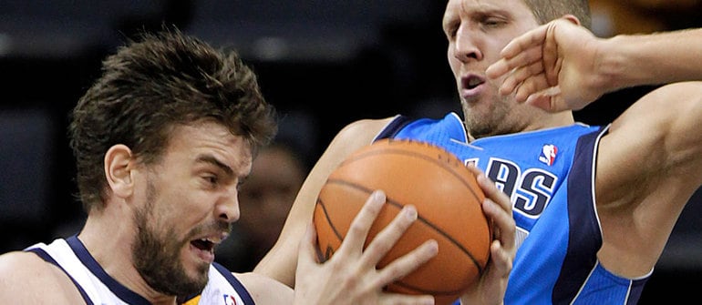 Gasol lucha con Nowitzki durante el partido