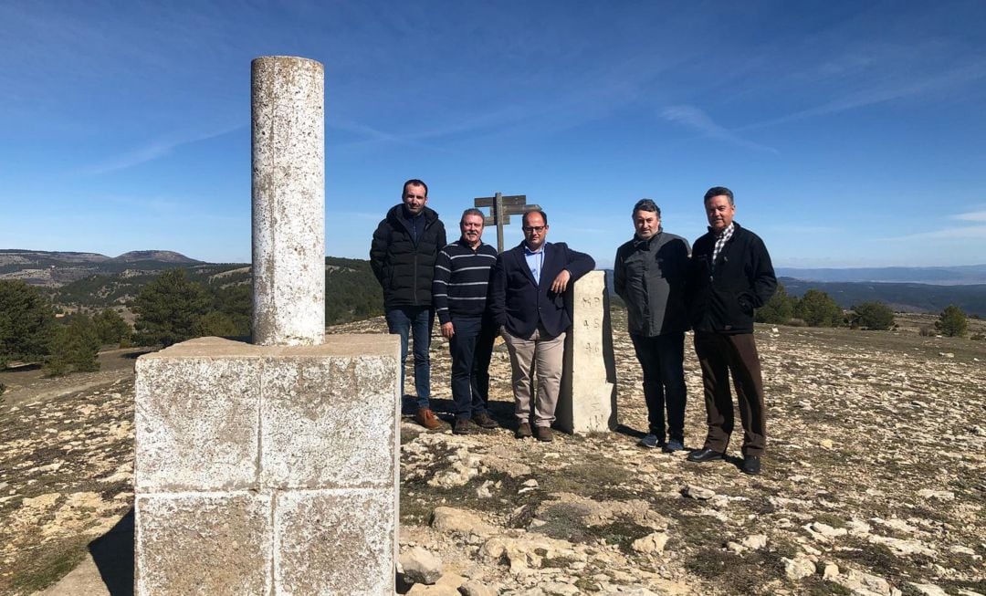 Vicente Giménez (a la izquierda) en el punto de unión de los tres reinos históricos de Castilla, Aragón y Valencia, junto a los alcaldes de Veguillas de la Sierra (Teruel) y Castielfabib (Valencia), y representantes de la Diputación de Teruel, en el encuentro mantenido a finales del pasado mes de febrero.