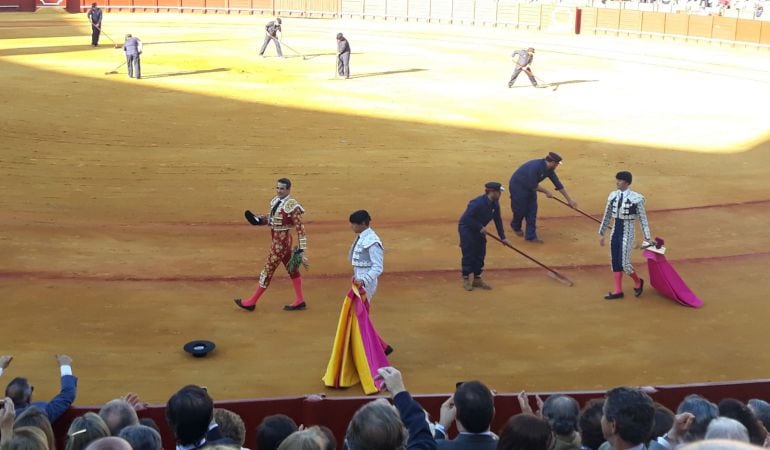 José María Manzanares en la vuelta al ruedo tras cortar las dos orejas al primer toro de su lote