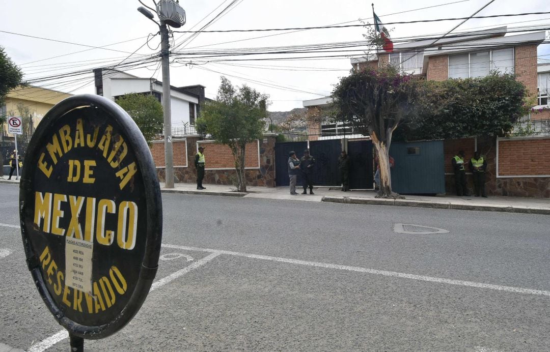 Vista de la Embajada mexicana con presencia policial este jueves, en La Paz (Bolivia). 