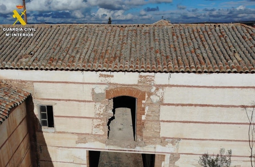 Ventana desmantelada de la bodega investigada