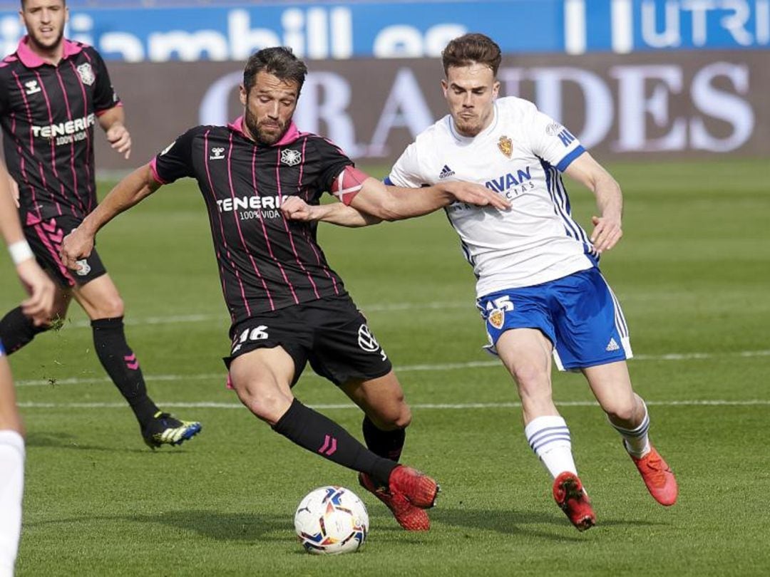 Chavarría pugna por el balón contra un jugador del Tenerife