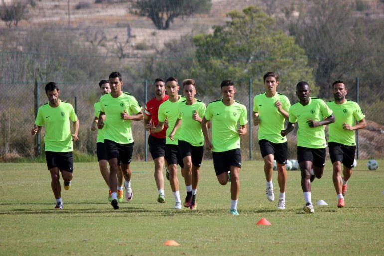 Los jugadores del Hércules entrenandose en las instalaciones de Fontcalent