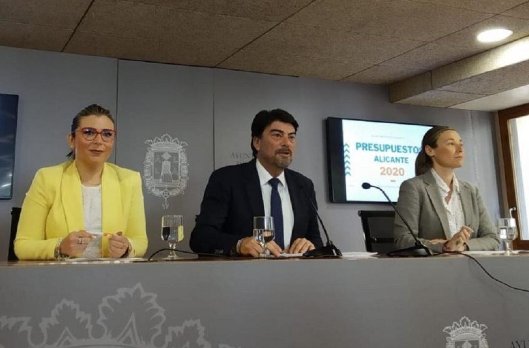 El alcalde y la edil Lidia López (dcha) durante la presentación de los presupuestos de 2020