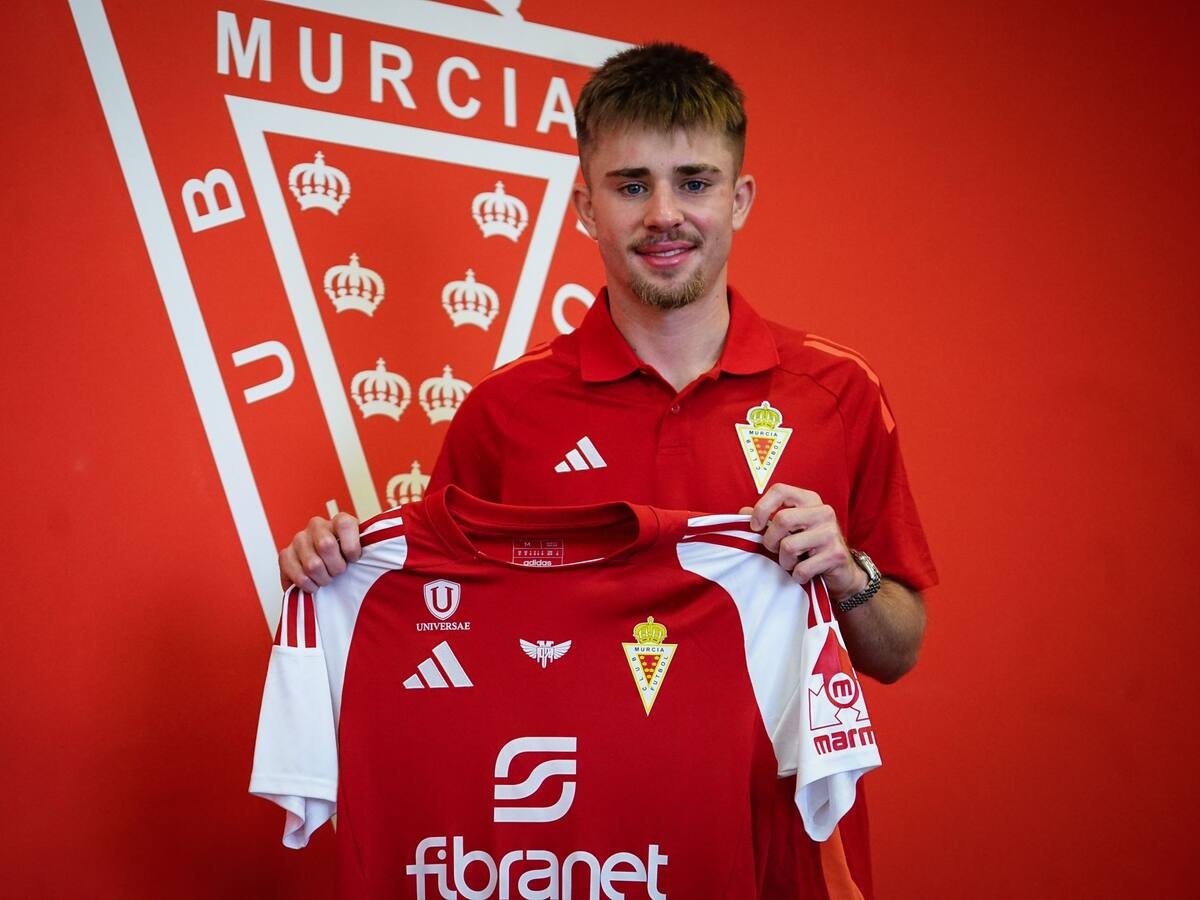 La contraportada del Real Murcia: "Los fichajes por si sonara la flauta y pudiera pegar un pelotazo con ellos"