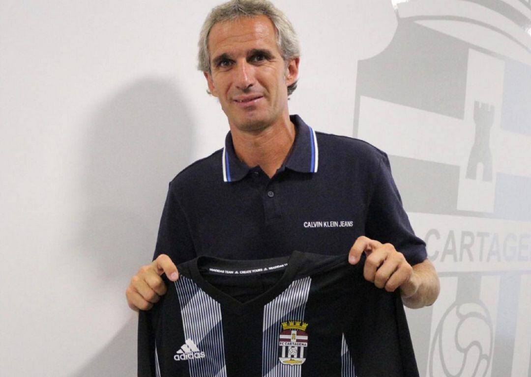 Sívori posando con la elástica del FC Cartagena la pasada campaña