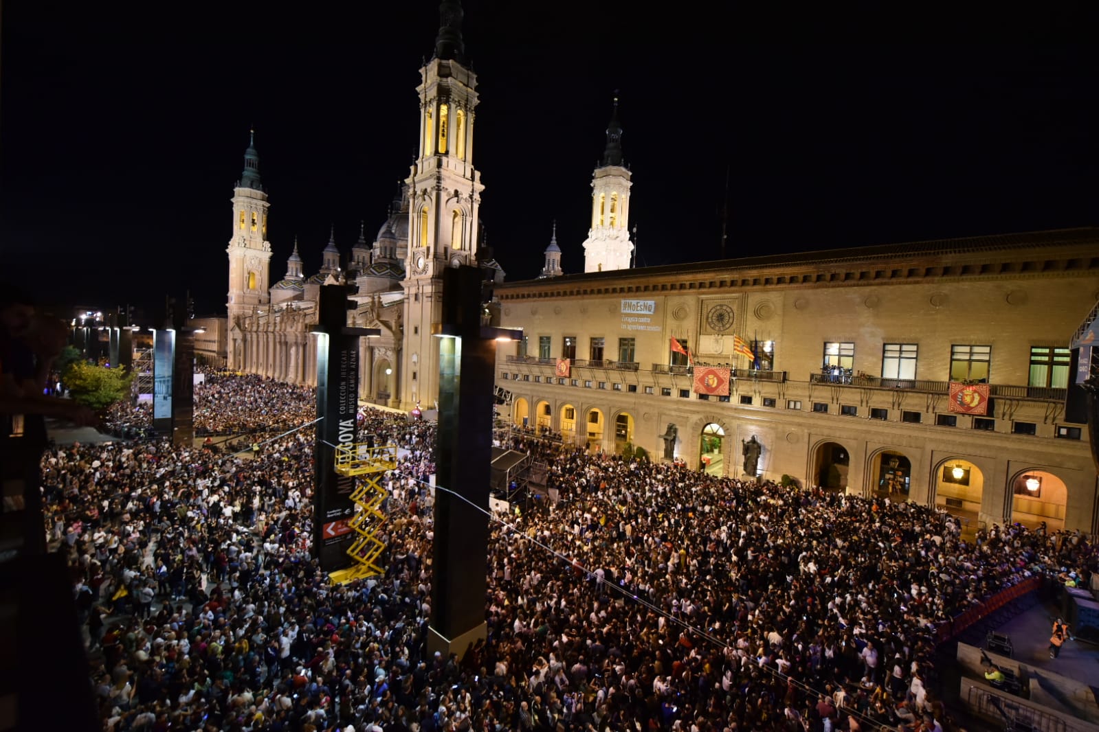 Miles de personas llenan la Plaza del Pilar en el Pregón de las Fiestas