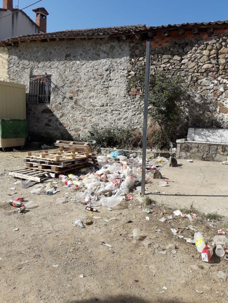 Residuos localizados junto a la Casa Rural en San Cristóbal de Segovia 